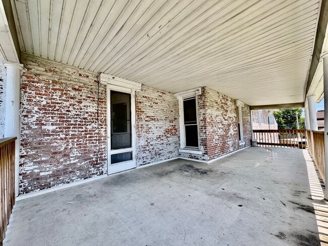 Building Photo - 611 N Main St