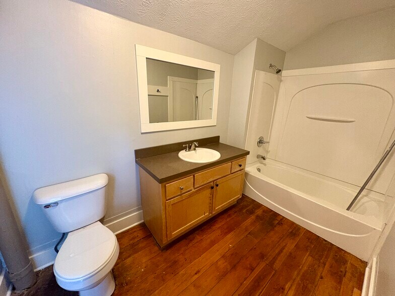 Building Photo - 704 Coit Ave NE