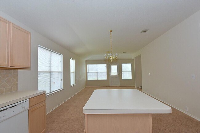 Building Photo - 3 BEDROOM 2 BATH COZY HOME WITH NEW UPGRAD...