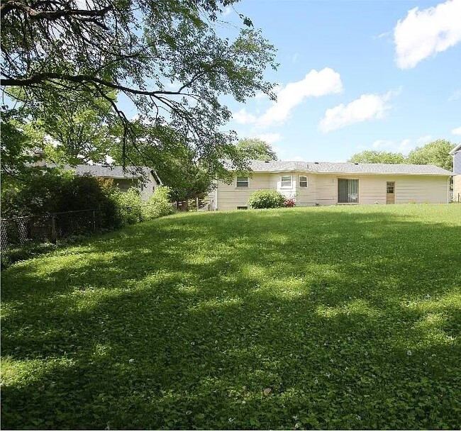 Building Photo - 904 N Duchesne Dr