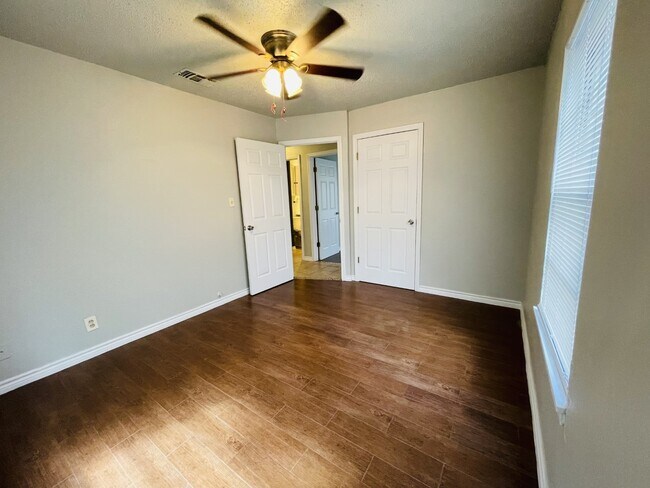 Building Photo - 4822 Hemphill Dr