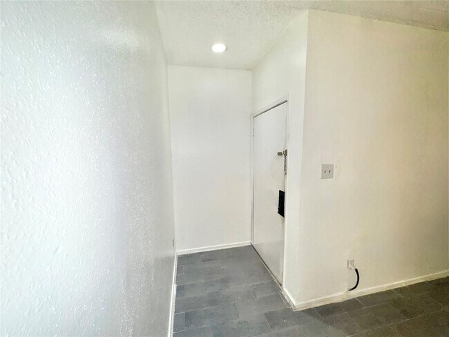Building Photo - 10049 Westpark Dr