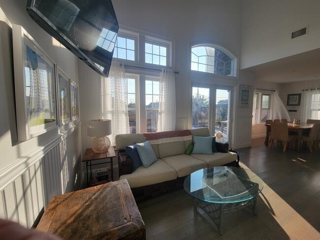 Building Photo - 345 Dehnhoff Walk