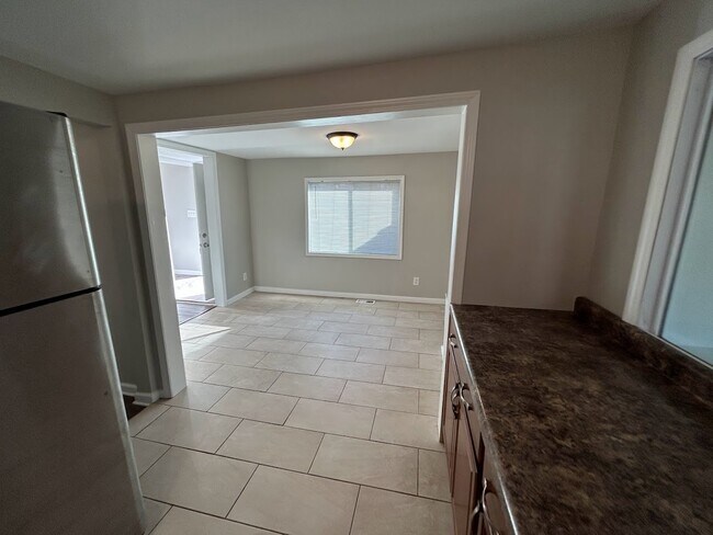 Building Photo - 15931 Deering St