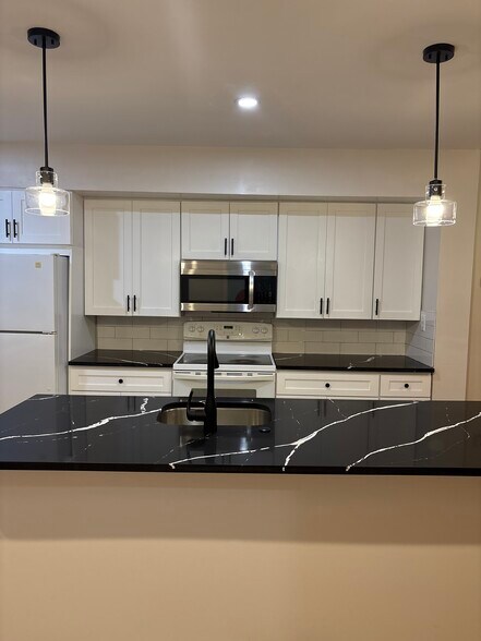 Building Photo - 1017 Beechwood Pl