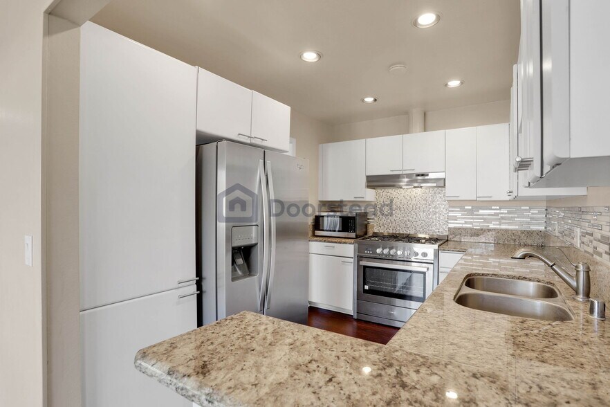 Building Photo - 2317 Eastbluff Dr