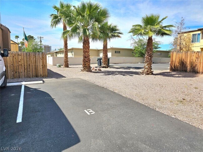 Building Photo - 1460 Hialeah Dr