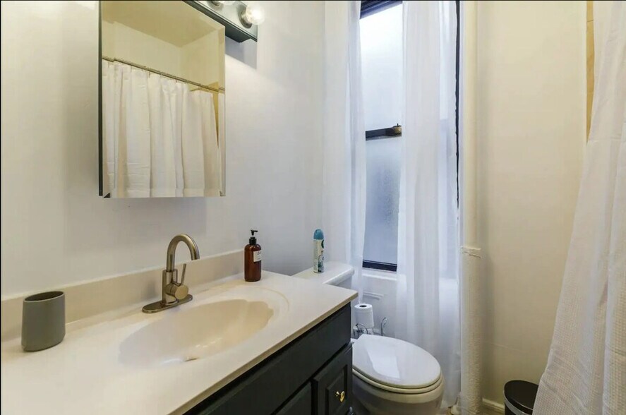 Building Photo - 104 W 83rd St