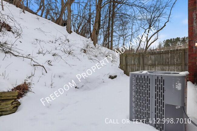 Building Photo - 3396 Columbia Dr