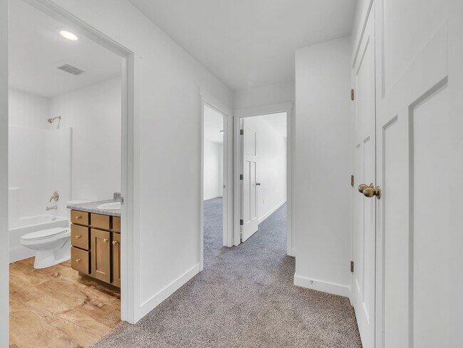 Building Photo - Herriman 3 Bedroom Townhouse Ready to be Called Home!