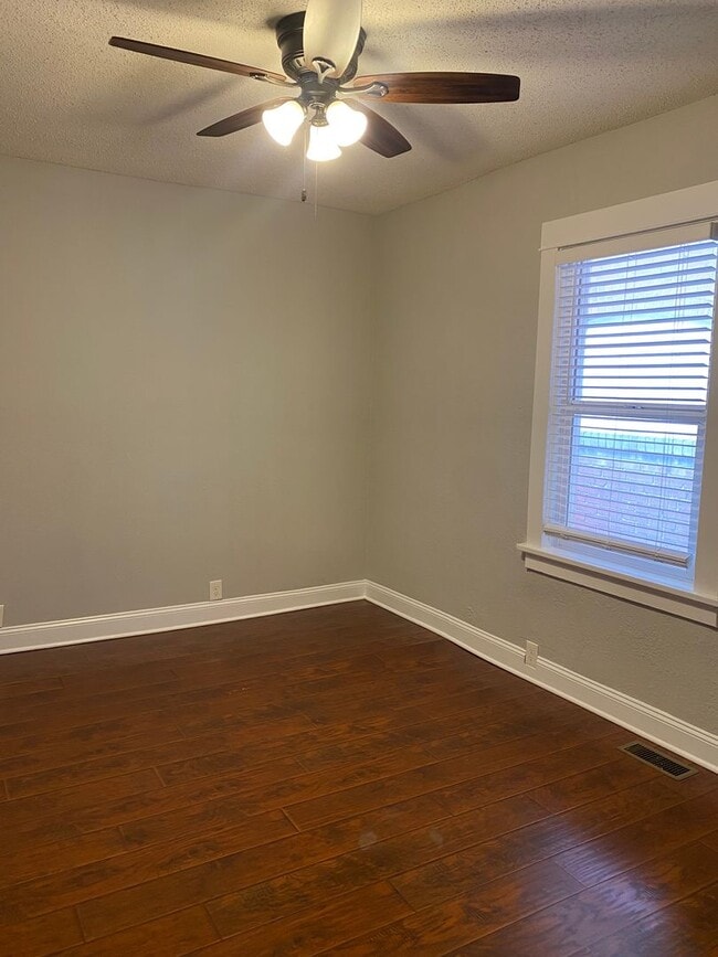 Building Photo - Beautiful Renovated Home with Garage!