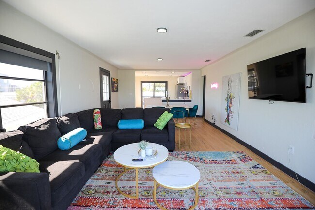 Building Photo - Fully Furnished Luxury Waterfront Unit w/in Walking Distance to the Shopping, Beach, Restaurants,...