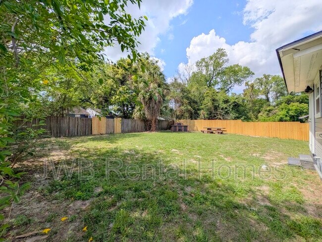 Building Photo - 646 Stanwick Rd