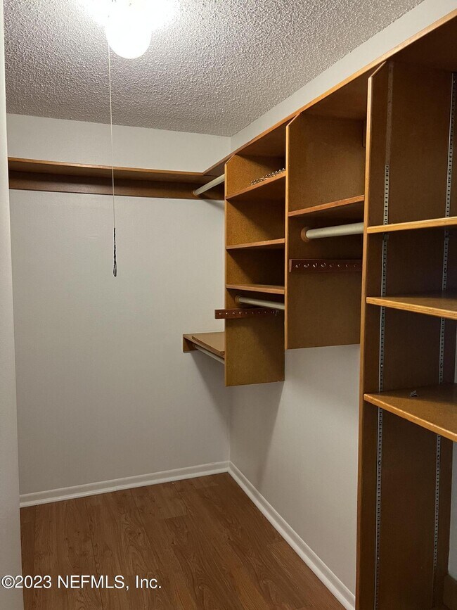 Building Photo - 7 Cove Rd