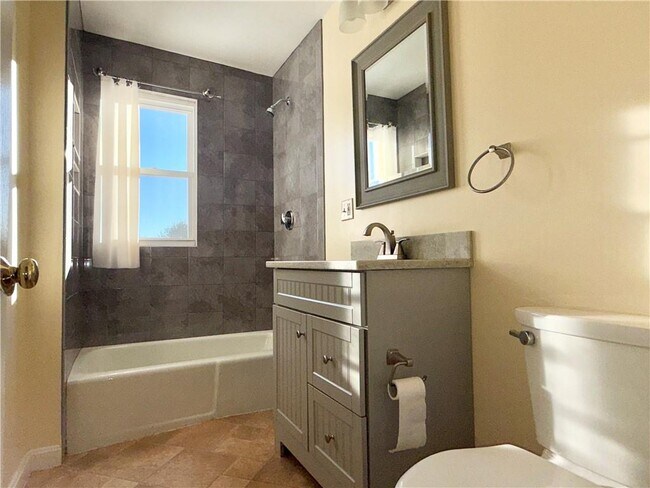 Building Photo - 1037 Cass Ave