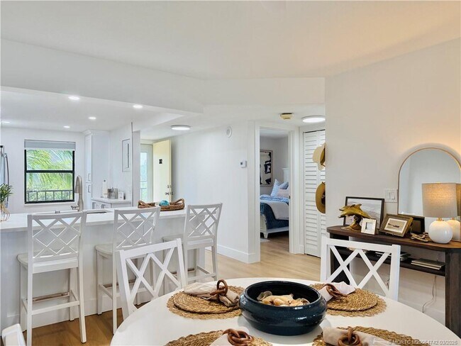 Building Photo - 7370 S Ocean Dr