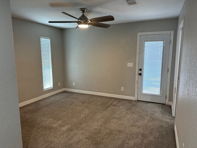 Building Photo - 625 Elm St