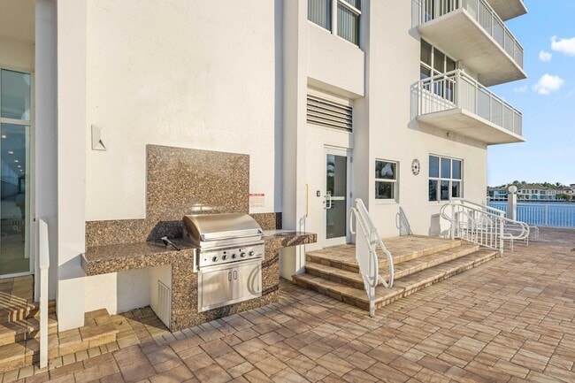 Building Photo - 511 Bayshore Dr