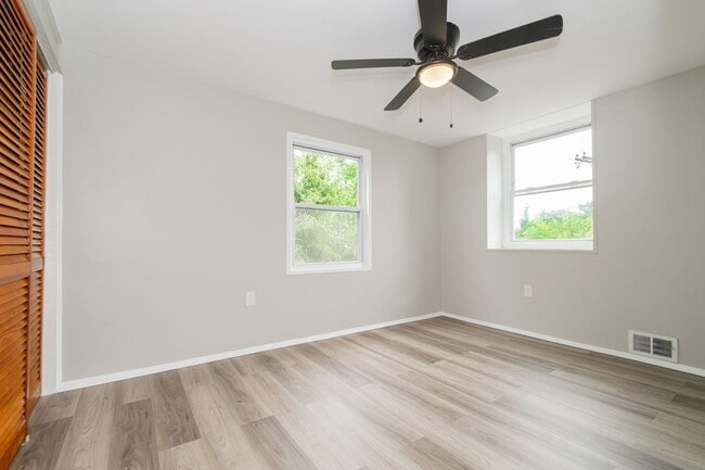 Building Photo - Three Bedroom house in Parkville