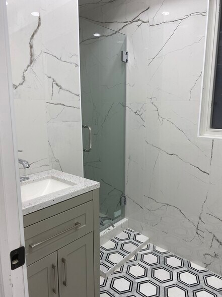 Building Photo - 1820 E 19th St