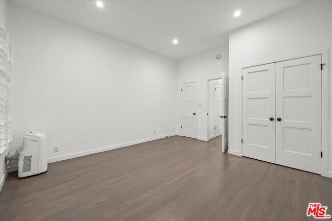 Building Photo - 1218 N La Cienega Blvd