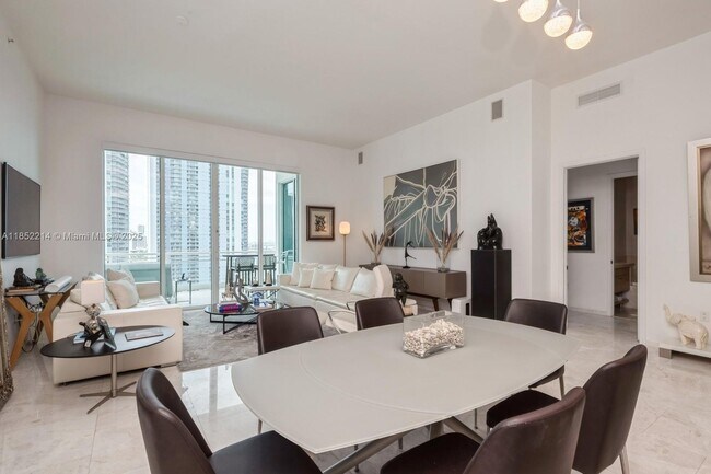 Building Photo - 900 Brickell Key Blvd