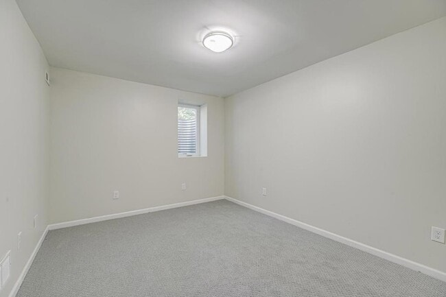 Building Photo - 835 Niagara Ln N