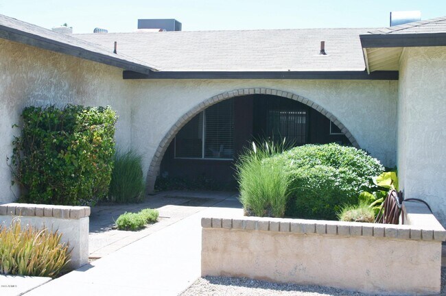 Building Photo - 2217 S Las Flores