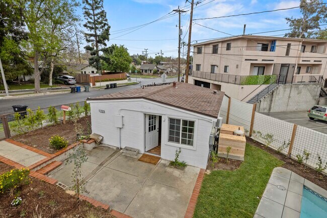 Building Photo - 1223 S Chavez St