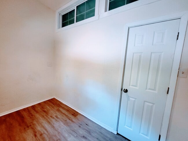 Building Photo - Bell B1