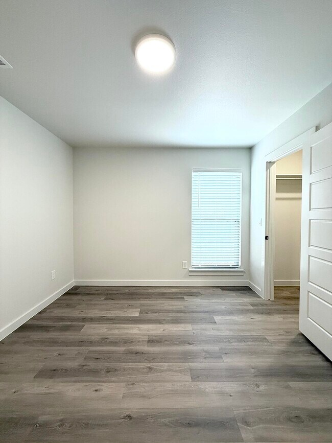 Building Photo - 2501 Kenwood Ave