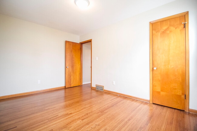 Building Photo - 25 Willamont Rd