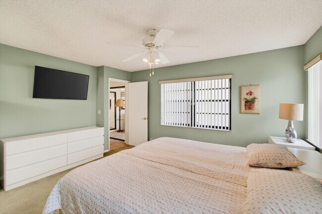 Building Photo - 5851 Parkwalk Dr