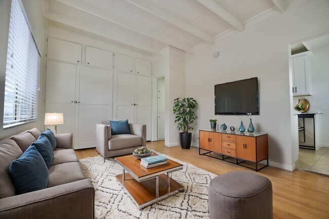 Building Photo - 605-609 North Hollywood Way