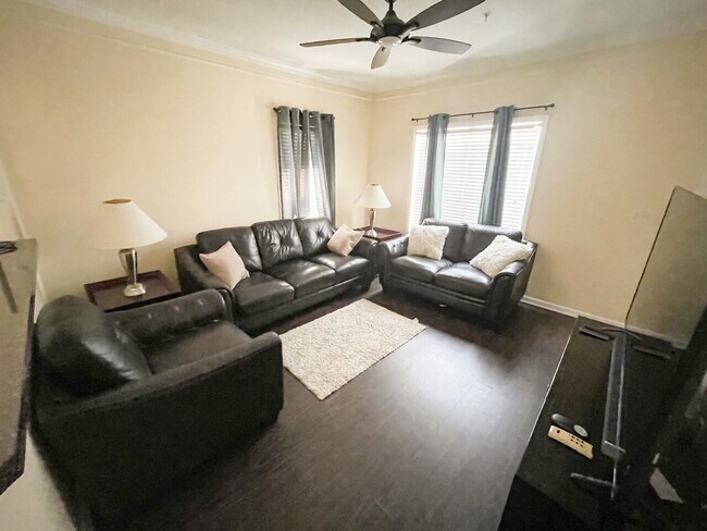 Building Photo - Nicely Furnished 1-Bedroom Condo with Granite Charm and Poolside Relaxation in Bradenton!"