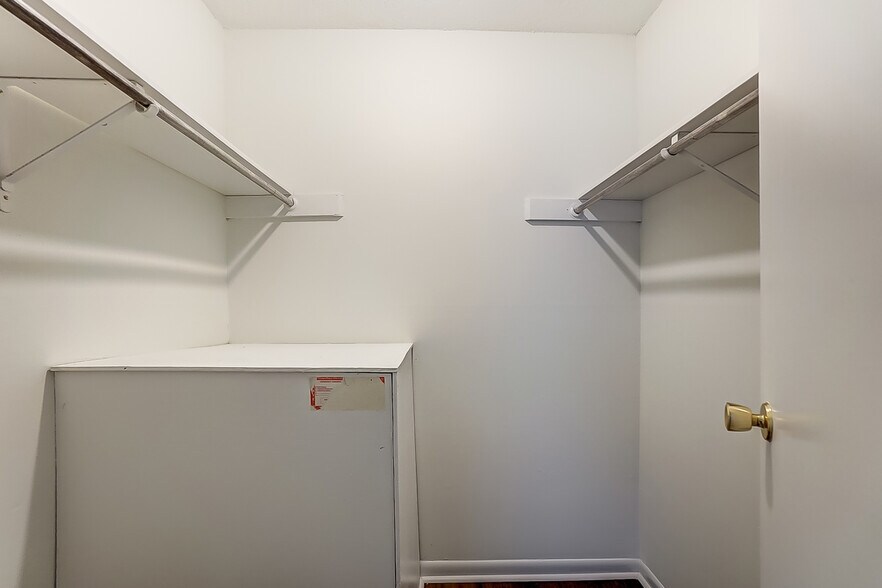 Building Photo - 2600 Park Rd