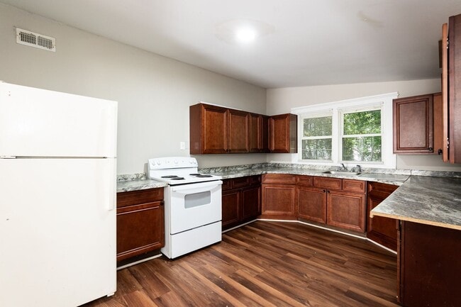 Building Photo - Recently Renovated Three bedroom Home!
