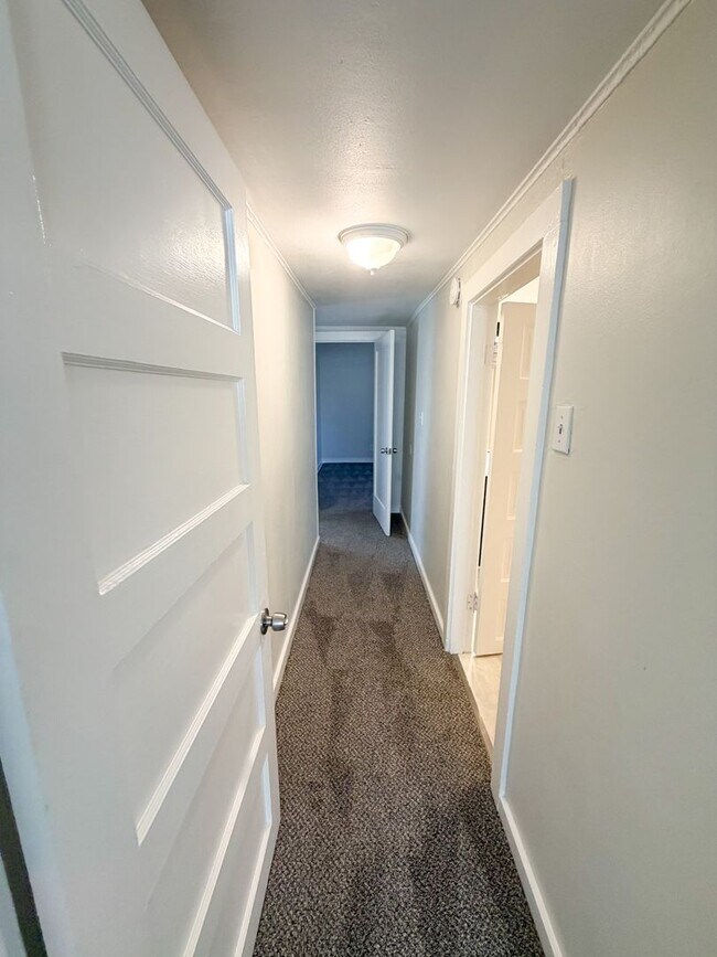 Building Photo - 2 BED, 1 BATH HOUSE