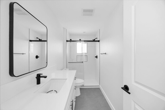 Building Photo - 3 Bedroom, 2 Bathroom Home – Near CSULB