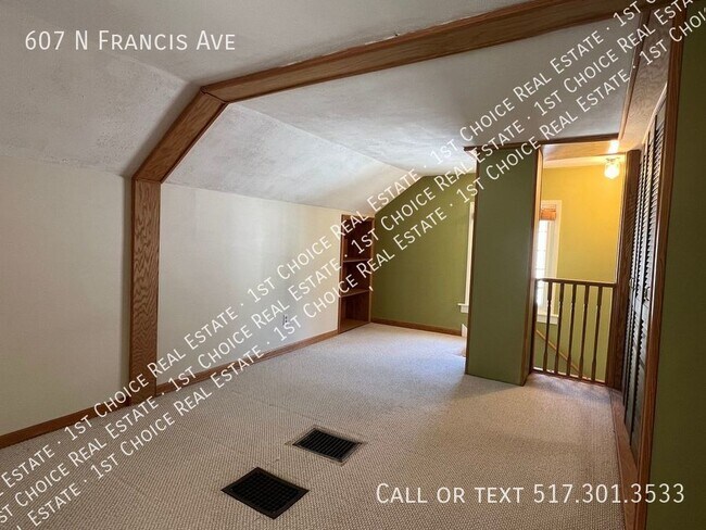 Building Photo - Charming 3-BDR 2-BTH House w/ Garage & Bas...