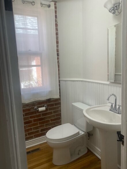 1st floor bathroom - 2918 N Gaylord St