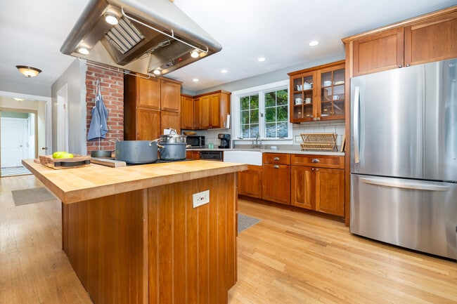 Building Photo - 256 Baldwin Hill Rd