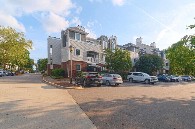 Building Photo - Chic & Cozy Condo in the heart of Raleigh!