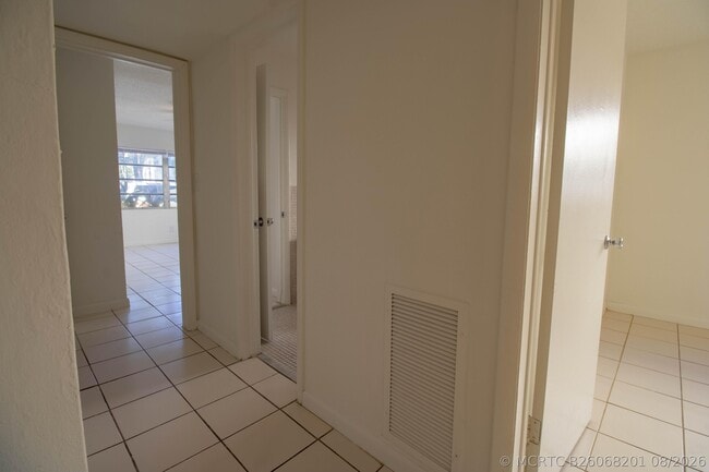 Building Photo - 1501 Himmarshee St