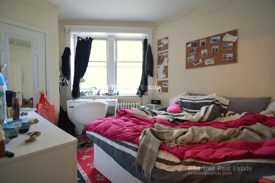 Building Photo - 72 Egmont St