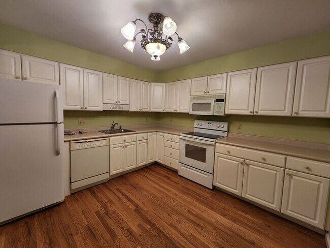 Building Photo - Two Bedroom Two Bath Condo with Pool Access