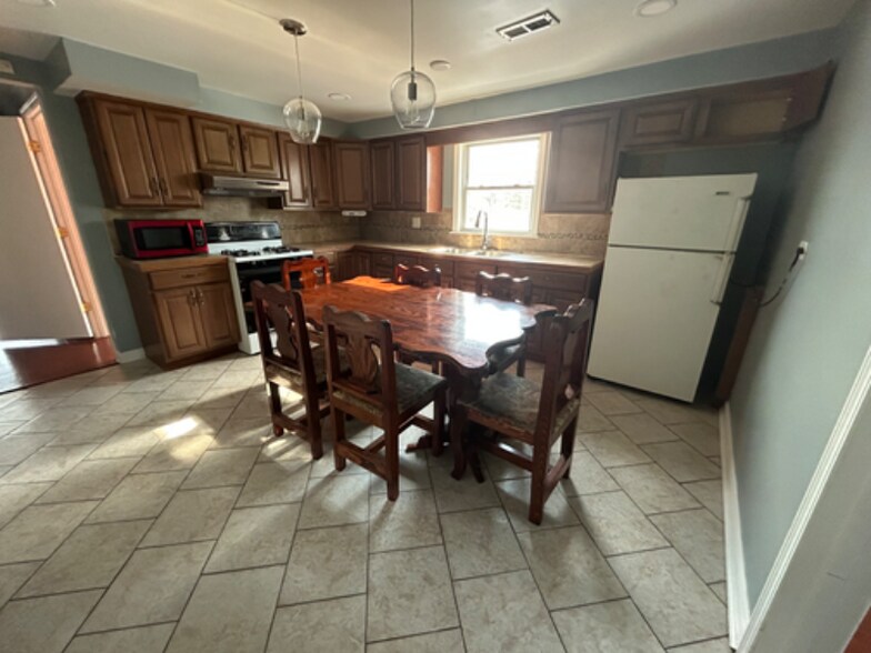 Building Photo - 14520 Harvey Ave