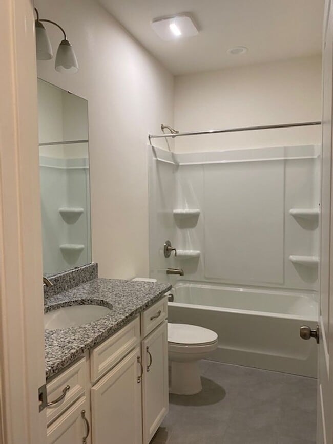 Building Photo - Fantastic 3BR/2.5BA Townhome located in Th...
