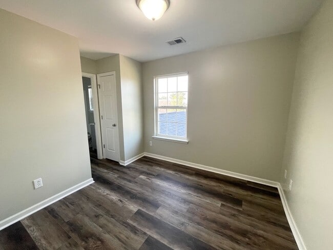 Building Photo - Large Home in Great Location close to USC