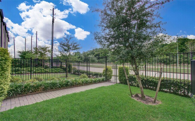 Building Photo - 2818 Grand Fountains Dr